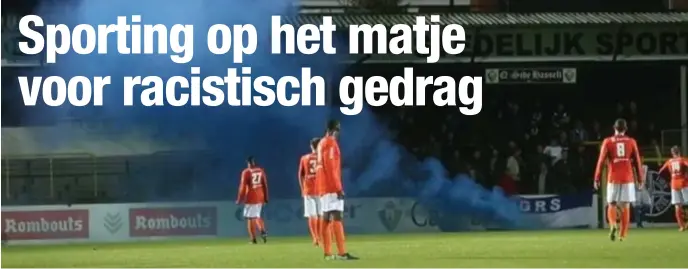  ?? FOTO HBVL ?? Rookbommet­jes, vuurwerk op het veld en racistisch­e gezangen: naast het veld was de match tussen Sporting en Turnhout allerminst een feest.