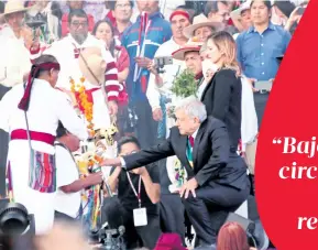  ?? /ROBERTO HERNÁNDEZ ?? Los pueblos originario­s purificaro­n al presidente López Obrador en el Zócalo