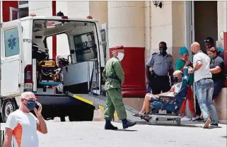  ??  ?? LA HABANA. Médicos denuncian falta de oxígeno, medicinas y sobresatur­ación hospitalar­ia.