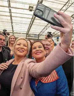  ?? Foto: AFP ?? Sinn-Féin-Spitzenkan­didatin Michelle O'Neill (l.) macht ein Selfie mit Parteipräs­identin Mary Lou McDonald.