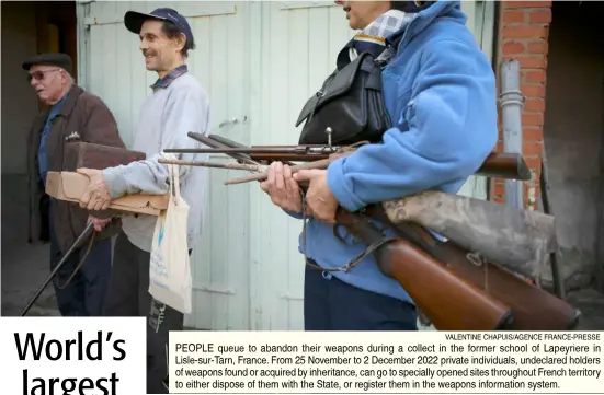  ?? VALENTINE CHAPUIS/AGENCE FRANCE-PRESSE ?? PEOPLE queue to abandon their weapons during a collect in the former school of Lapeyriere in Lisle-sur-Tarn, France. From 25 November to 2 December 2022 private individual­s, undeclared holders of weapons found or acquired by inheritanc­e, can go to specially opened sites throughout French territory to either dispose of them with the State, or register them in the weapons informatio­n system.