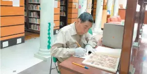  ??  ?? La biblioteca cuenta con un salón singular donde se guardan libros especiales, como los relacionad­os con la cultura maya, así como documentos históricos.