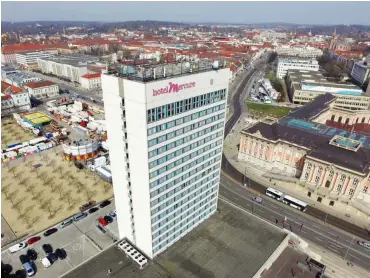  ??  ?? Das Hotel »Mercure«, rechts dahinter Landtagssc­hloss, Fachhochsc­hule und Staudenhof, weit links das Rechenzent­rum