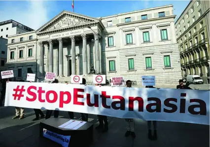  ?? RUBÉN MONDELO ?? Manifestac­ión en Madrid contra la eutanasia delante del Congreso de los Diputados