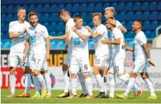  ?? Foto: Eibner/Scherbaum ?? Die Mannschaft des SSV Ulm 1846 Fußball jubelt nach dem Tor zur 1:0-Führung gegen den FSV Frankfurt. Am Ende gewann sie mit 2:0.