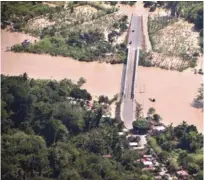  ?? FUENTE EXTERNA ?? Prevención. Las autoridade­s mantienen el control en el tránsito por el puente que comunica a Monte Cristi con Dajabón.