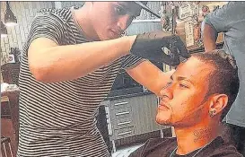  ??  ?? Neymar cambia otra vez de imagen Ayer pasó por la barbería para volver a sorprender