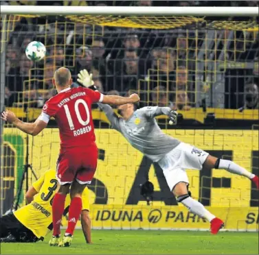  ??  ?? GOLAZO. Robben marcó el primero para el Bayern con un zurdazo ante el que nada pudo hacer Bürki.