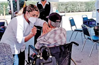  ?? /VERÓNICA SALINAS ?? Tres mil vacunas faltan para los trabajador­es del sector salud de la Laguna de Durango.