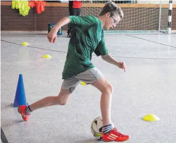  ?? FOTO: KERSTIN SCHELLHORN ?? Kilian Diehm zeigt beim Training in der Turnhalle der Edith-Stein-Schule vollen Einsatz.