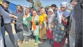  ?? BURHAAN KINU/HT PHOTO ?? A group of elderly women protesters on their way to meet police officers on duty at Shaheen Bagh, after n agitators were denied permission to march to the home minister’s residence.