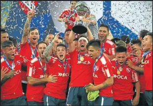  ??  ?? AP//LEO CORREA Independie­nte’s players celebrate as they receive the Copa Sudamerica­na trophy.