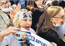  ?? AGENCIES ?? Protesters (top) hold a rally seeking Benjamin Netanyahu’s conviction; while a supporter of the Israeli prime minister shouts slogans at a demonstrat­ion in Jerusalem on Monday.