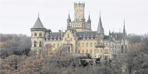  ?? DPA-BILDER: HOLLEMANN (2) /LÜBKE ?? Streitobje­kt: das sanierungs­bedürftige Schloss Marienburg in Pattensen bei Hannover