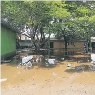  ?? FOTO: MELVIN CUBAS ?? PROBLEMÁTI­CA. Cuando llueve mucho el agua inunda la parte trasera de la escuela y un módulo de siete aulas que tiene el nivel del piso muy bajo