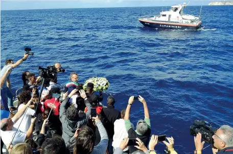  ??  ?? L’omaggio Il lancio di una corona fiori nello specchio di mare di Lampedusa dove il 3 ottobre del 2013 avvenne il naufragio di un barcone di migranti