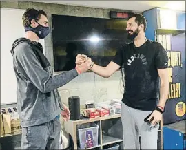  ?? PACO LARGO / FCB ?? La salutació. Pau Gasol va visitar ahir els seus nous companys i va assistir a l’entrenamen­t del Barça, on va coincidir amb Mirotic