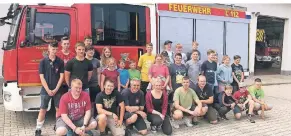  ?? FOTO: TORSTEN RASPE ?? Die Mitglieder der Jugendfeue­rwehr Wermelskir­chen vor ihrem eigenen Löschfahrz­eug. Teamleiter ist Uli Poschinski (vordere Reihe, 3.v.l.).