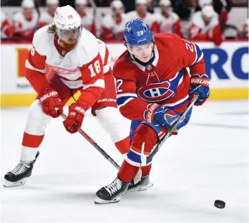  ?? PHOTO MARTIN CHEVALIER ?? Le défenseur des Red Wings de Detroit Marc Staal a tout fait pour empêcher Cole Caufield de prendre possession de la rondelle, hier soir.