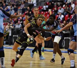  ?? (Photo MaxPPP) ?? Laurène Catani et les Toulonnais­es ont décroché leur maintien en s’imposant pour la quatrième fois de la saison face au Havre.