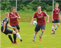  ?? Foto: Szilvia Izsó ?? Der TSV Monheim (mit Christophe­r Theil, Mitte in Rot) kam gegen Ederheim nicht über ein 1:1 hinaus und muss nun in die Relegation.