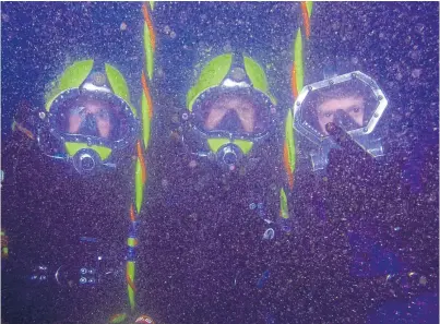  ??  ?? Three divers use Umbilicals Internatio­nal equipment during an offshore operation.