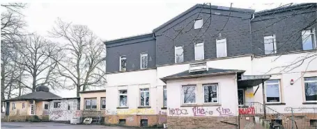  ?? FOTO: ROLAND KEUSCH ?? Der ehemalige Bahnhof gehöre zum Ortsbild, sagt der Lüttringha­usener Heimatbund.