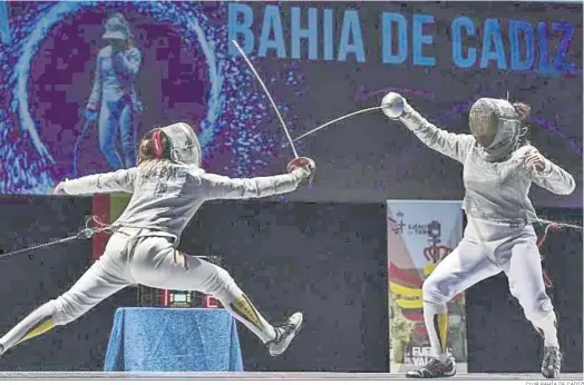  ?? CLUB BAHÍA DE CÁDIZ ?? Dos esgrimista­s compiten en uno de los campeonato­s celebrados en Chiclana.