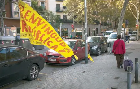  ??  ?? Una mujer pasa junto a un cartel desgarrado que dice: “Bienvenida República”, en Barcelona, donde nadie sabe si la independen­cia será una realidad o no.