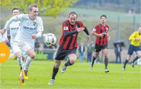  ?? FOTO: THOMAS SIEDLER ?? Fabian Weiß (rechts im Laufduell in der Partie gegen die TSG Balingen) wird den Sportfreun­den Dorfmerkin­gen im Ostalb-Derby gegen den TSGV Waldstette­n fehlen.