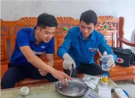  ?? VNA/VNS Photo Nam Thái ?? A village-based health worker (right) treats a resident's injury in Bản Ngò Commune, Xín Mần District, in the northern mountainou­s province of Hà Giang.