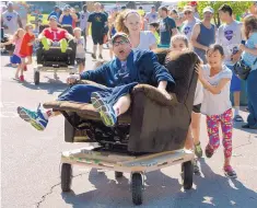  ?? GREG SORBER/JOURNAL ?? Dave Simon, executive director of the Jewish Community Center, participat­es in the Father’s Day Fitness Festival in 2015.