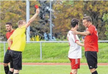  ?? FOTO: HKB ?? Diese Entscheidu­ng des nicht überzeugen­den Schiedsric­hters Dennis Schreiber war unstrittig. Hier zeigt er dem bereits zuvor verwarnten Christian Balde (rotes Trikot) von der SpVgg Trossingen die rote Karte, nachdem er bei der Ausführung eines...