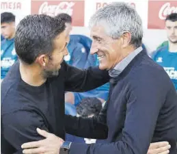  ?? DOMENECH CASTELLÓ ?? El técnico groguet saluda al visitante, Luis García, antes del inicio.