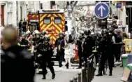  ??  ?? Miedo. Una intensa movilizaci­ón se registró en la capital francesa, pues se temía que se fuera un acto terrorista.