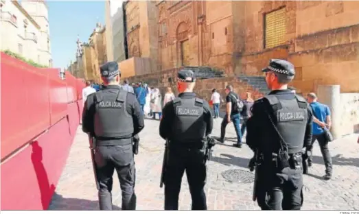  ?? FIRMA FOTO ?? Agentes de la Policía Local en la carrera oficial.