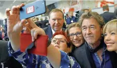  ??  ?? Alle Köpfe müssen auf Elke Ferners Selfie: Stefan Pauluhn, Anke Rehlinger (beide Saar-SPD), Peter Maffay und Doris Schröder-Köpf.