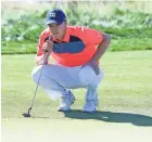  ??  ?? Jordan Spieth lines up a putt during Thursday’s first round of the U.S. Open golf tournament at Shinnecock Hills. DENNIS SCHNEIDLER/USA TODAY
