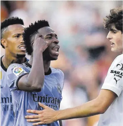  ?? Pablo Morano / Reuters ?? Vinicius y Javi Guerra, en el partido de la pasada Liga en Mestalla, el pasado 21 de mayo.