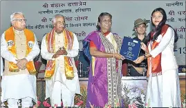  ?? HT PHOTO ?? President Droupadi Murmu awards a degree to a student at the 19th convocatio­n of the ICAR–NDRI in Karnal on Monday.