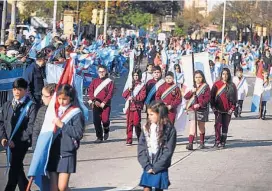  ??  ?? Abanderado­s. Los mejores promedios de las escuelas también pasearon orgullosos en el desfile por el 25 de Mayo.