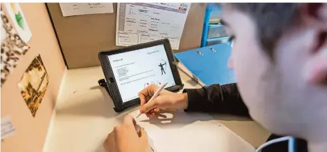  ?? FOTO: PATRICK SEEGER/DPA ?? Ein Schüler lernt mit einem Tablet. Im Saarland nutzen Schulen verschiede­ne digitale Plattforme­n.