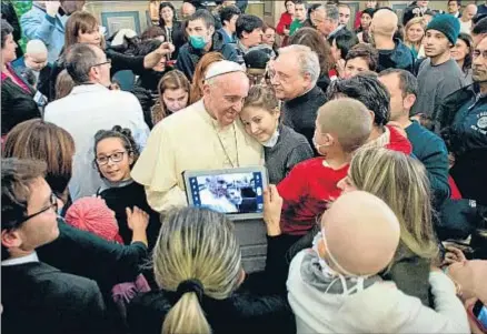  ?? EFE ?? Visita del Papa a un hospital infantil el pasado día 21 de diciembre