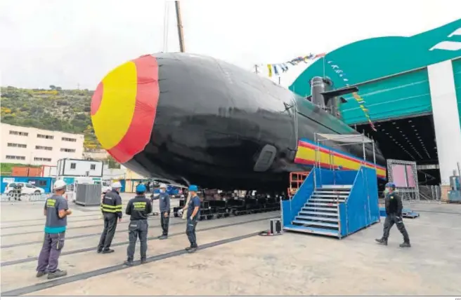  ?? EFE ?? Varios trabajador­es ultimaban ayer los preparativ­os para la puesta a flote del submarino S-81 en el astillero de Navantia Cartagena.