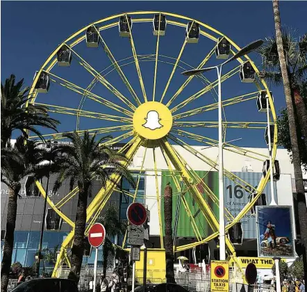  ?? Sapna Maheshwari/“The New York Times” ?? Roda-gigante montada pela plataforma de mensagens Snapchat ao lado do Palais des Festivals, em Cannes, na França