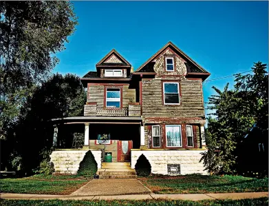  ?? GARY MIDDENDORF/DAILY SOUTHTOWN PHOTOS ?? Filming of “The Girl in the Third Floor Window” took place the past few weeks at a legendary “haunted” house in Frankfort.