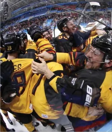  ?? FOTO: AP ?? Tyskland vandt overrasken­de med 4-3 over stormagten fra Canada i semifinale­n i ishockey. I finalen møder de det russiske mandskab.