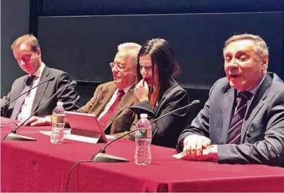  ?? CORTESÍA ?? k El expresiden­te Jamil Mahuad (d) participó en un panel organizado por la Universida­d de Harvard, en EE. UU., en el 2019.