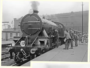  ?? ?? Above: Soon after constructi­on in July 1925, Southern Railway ‘King Arthur’ No. E782 Sir Brian draws admiration at Waterloo prior to departing with a West of England Express to Exeter. The class would later receive smoke deflectors and standard lamp irons rather than the ‘plug’ type displayed here. F.H. STINGEMORE/ RAIL ARCHIVE STEPHENSON