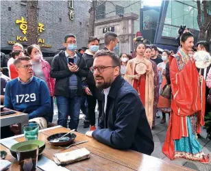  ??  ?? Performers dressed in traditiona­l Chinese attire parade through the alleyways of Xintiandi on Monday. — Photos by Wang Rongjiang